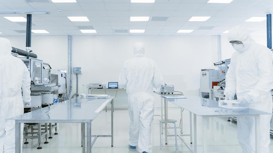 現代工業機械工廠的工人.產品制造工藝:制藥,半導體